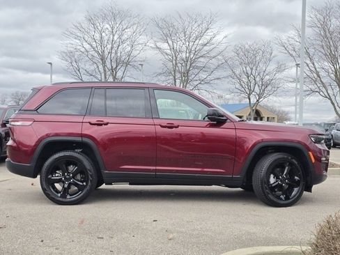 Used 2025 Jeep Grand Cherokee Limited w/ Luxury Tech Group II AWD/4WD image 32