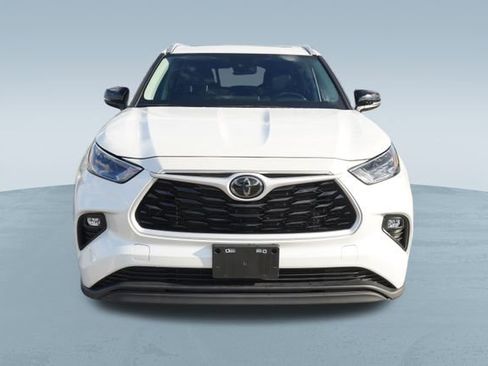 Used 2024 Toyota Highlander LE image 2