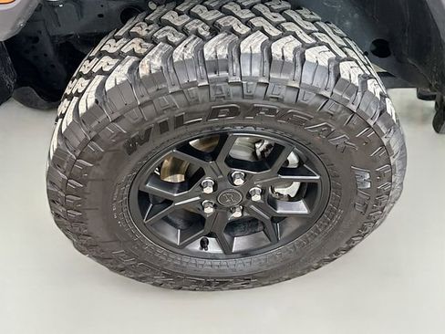 Used 2025 Jeep Wrangler Willys image 28