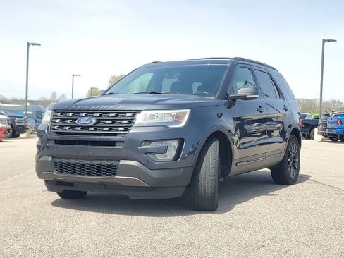Used 2017 Ford Explorer XLT w/ Equipment Group 202A AWD/4WD image 4