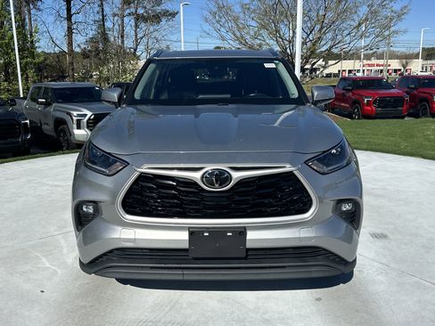 Certified 2021 Toyota Highlander XLE image 3