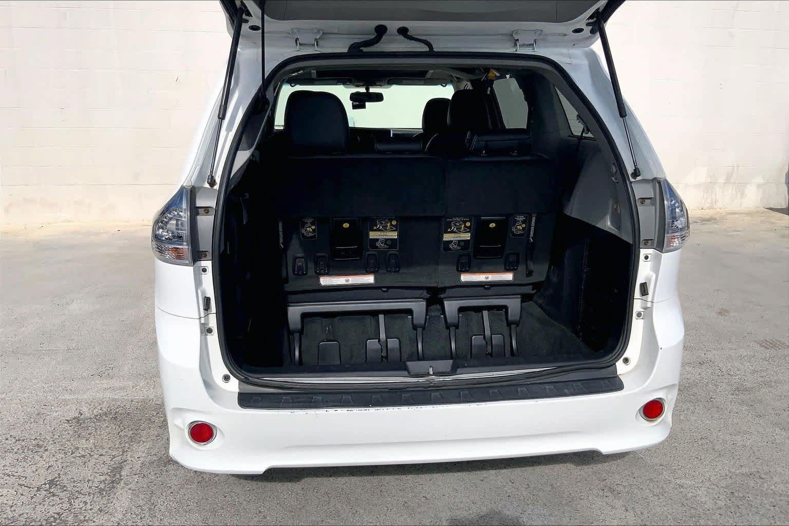 Used 2015 Toyota Sienna SE FWD image 18