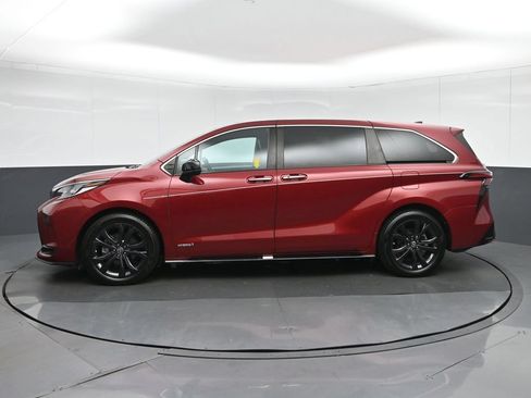 Used 2021 Toyota Sienna XSE FWD image 4