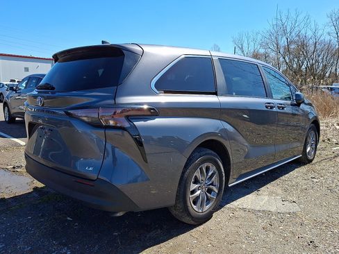 Used 2025 Toyota Sienna LE image 4