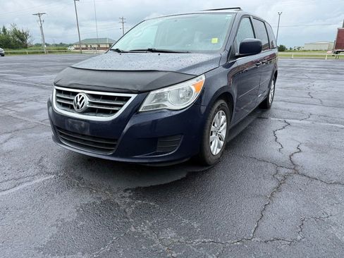 Used 2013 Volkswagen Routan SE FWD image 1