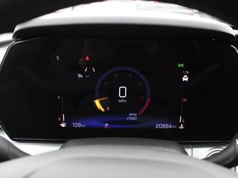 Used 2025 Chevrolet Trax LT w/ LT Convenience Package FWD image 11