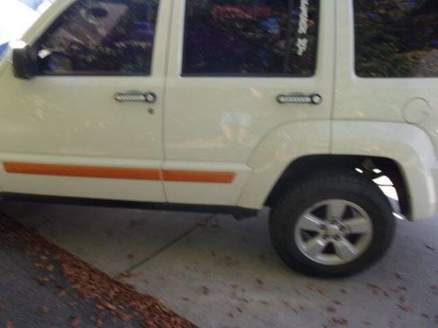 Used 2010 Jeep Liberty Sport image 7