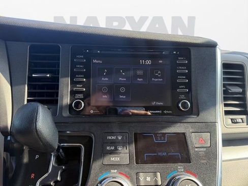 Used 2019 Toyota Sienna LE w/ Carpet Mat Package image 19