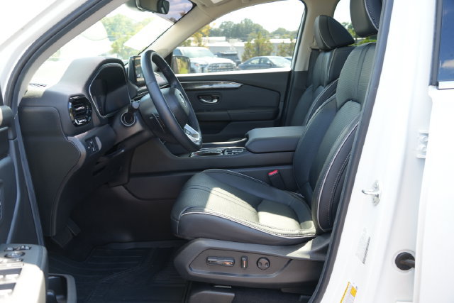 Used 2025 Honda Pilot Elite image 25