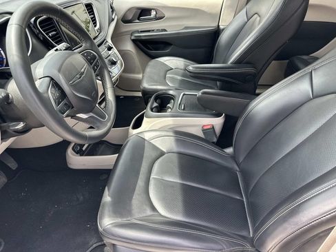 Used 2023 Chrysler Pacifica Touring-L FWD image 17