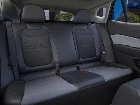 Used 2025 Chevrolet Trax LT w/ LT Convenience Package FWD image 17