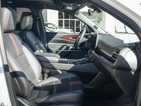 Used 2024 Chevrolet Traverse RS FWD image 17