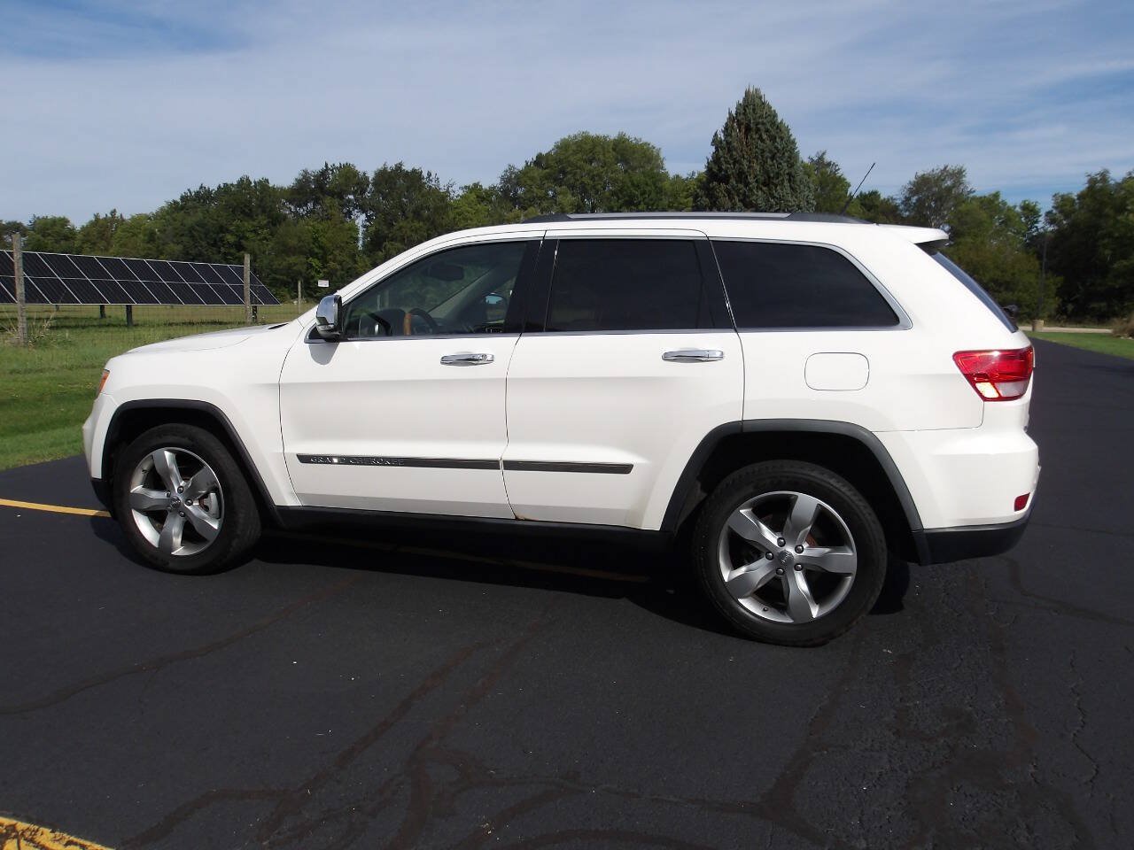 Used 2011 Jeep Grand Cherokee Overland AWD/4WD image 12