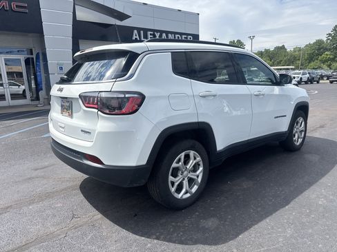 Used 2024 Jeep Compass Latitude AWD/4WD image 3