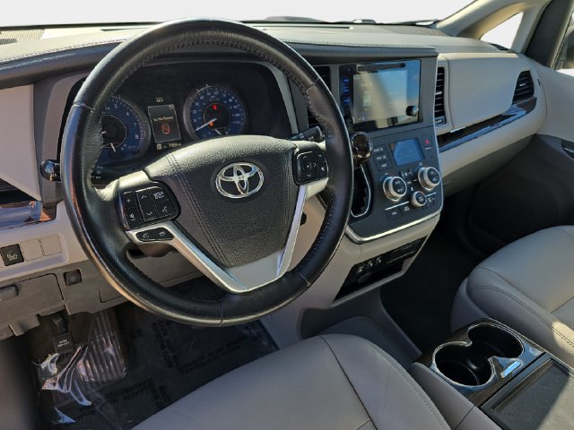 Used 2017 Toyota Sienna XLE FWD image 20