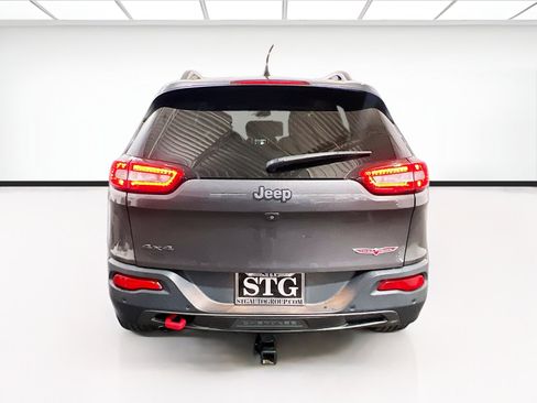 Used 2018 Jeep Cherokee Trailhawk AWD/4WD image 5