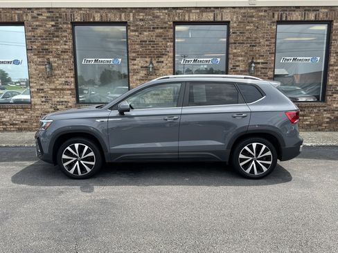 Used 2023 Volkswagen Taos SE AWD/4WD image 2