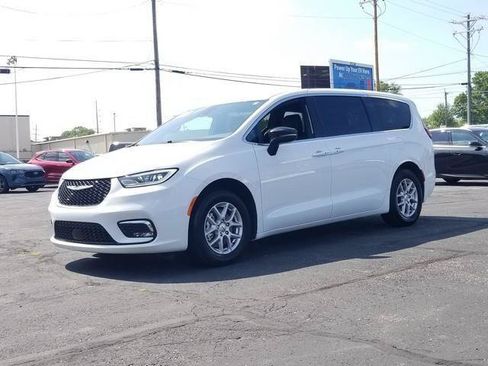 Used 2025 Chrysler Pacifica Select FWD image 2