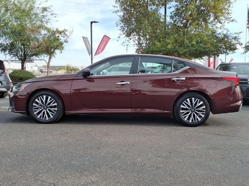 Used 2024 Nissan Altima 2.5 SV image 2
