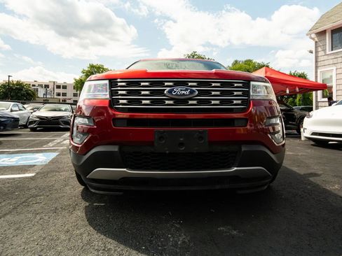 Used 2017 Ford Explorer XLT w/ Equipment Group 202A AWD/4WD image 10