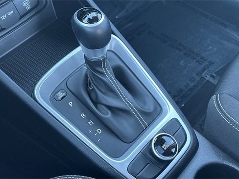 Used 2024 Hyundai Venue SEL image 24