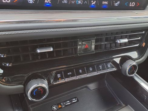 Used 2025 Chevrolet Suburban Z71 AWD/4WD image 20