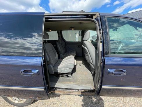 Used 2005 Chrysler Town & Country Touring FWD image 26