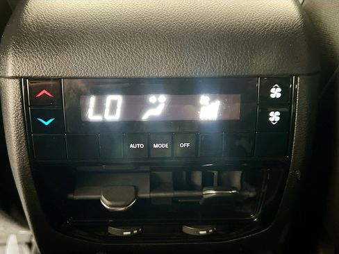 Used 2022 Jeep Grand Cherokee L Laredo image 17