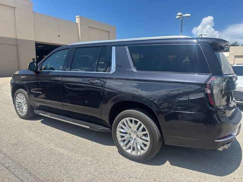 Used 2025 Chevrolet Suburban Premier AWD/4WD image 7
