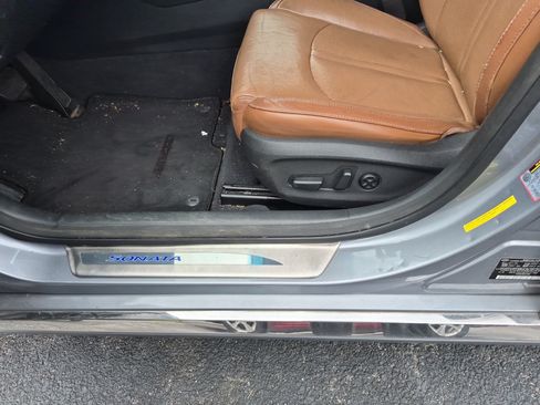 Used 2015 Hyundai Sonata Limited w/ Option Group 06 FWD image 11
