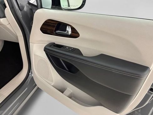 Used 2023 Chrysler Pacifica Limited FWD image 15