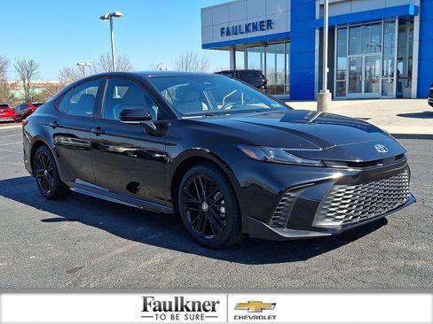 Used 2025 Toyota Camry SE image 1