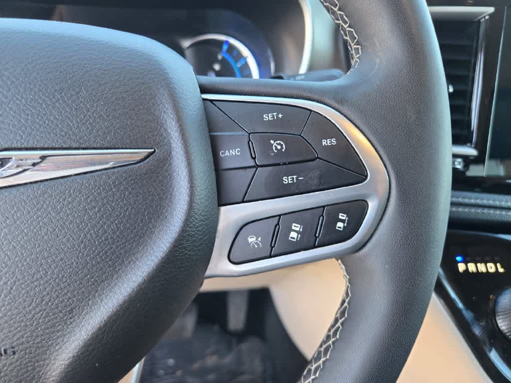 Used 2024 Chrysler Pacifica Limited FWD image 18
