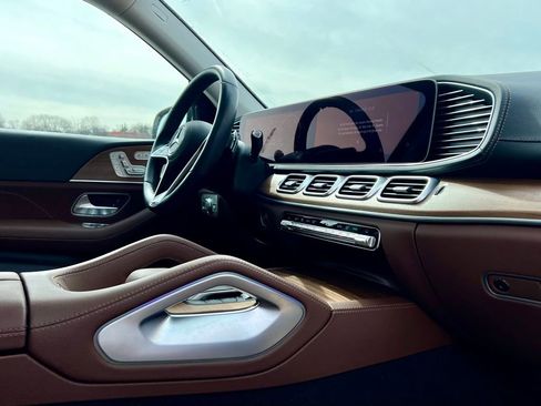 Used 2024 Mercedes-Benz GLS 450 4MATIC image 11