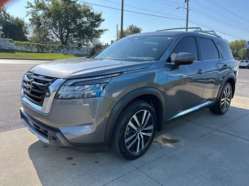 Used 2024 Nissan Pathfinder Platinum image 5