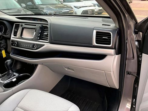 Used 2017 Toyota Highlander LE image 17
