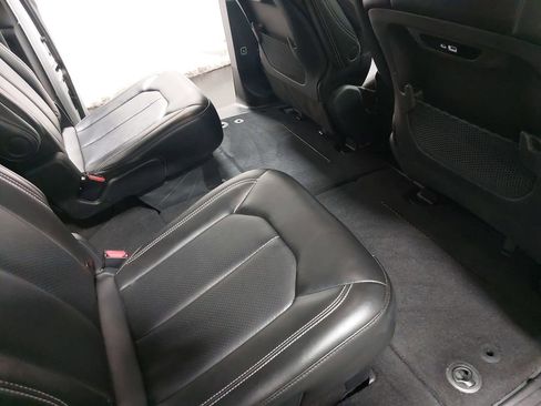 Used 2025 Chrysler Pacifica Select image 11