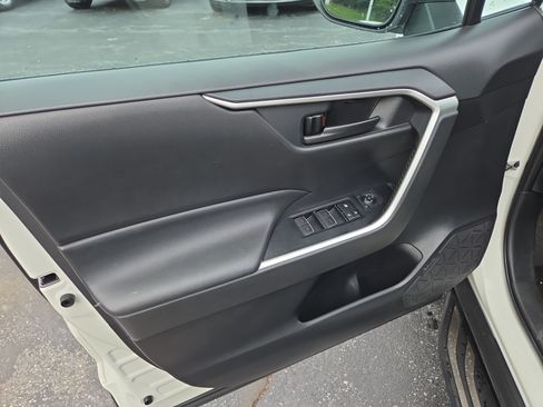 Used 2019 Toyota RAV4 LE AWD/4WD image 8
