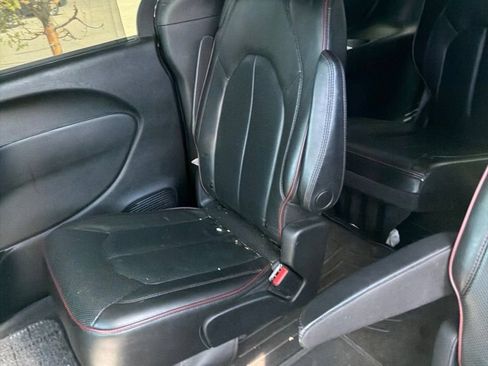 Used 2020 Chrysler Pacifica Limited FWD image 11
