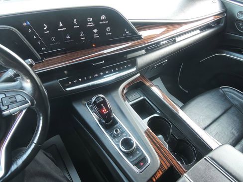 Used 2022 Cadillac Escalade Premium Luxury image 17