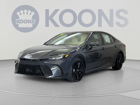 Used 2025 Toyota Camry SE FWD image 4