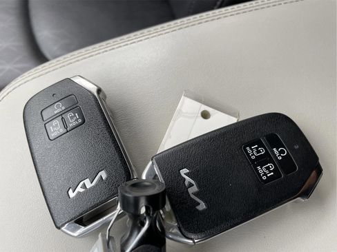 Used 2023 Kia Carnival LX image 35
