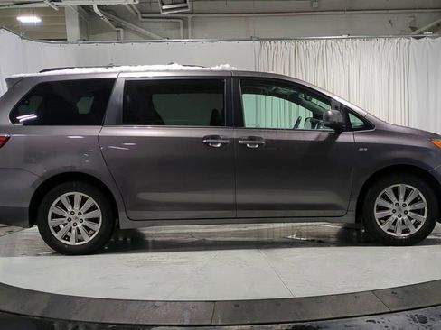 Used 2017 Toyota Sienna XLE image 10