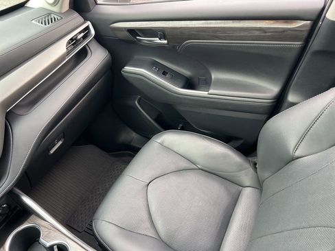 Used 2021 Toyota Highlander Limited image 27