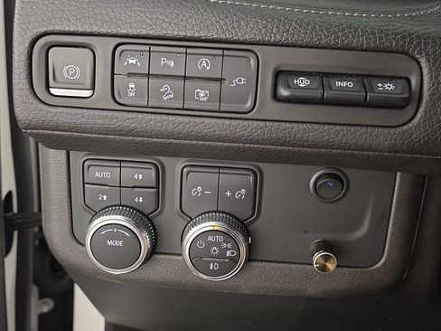 Used 2022 GMC Yukon Denali AWD/4WD image 18