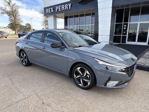 Used 2022 Hyundai Elantra SEL w/ Convenience + Premium Package image 2