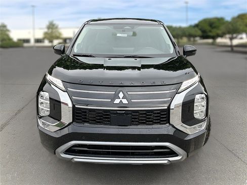 New 2025 Mitsubishi Outlander SE image 2