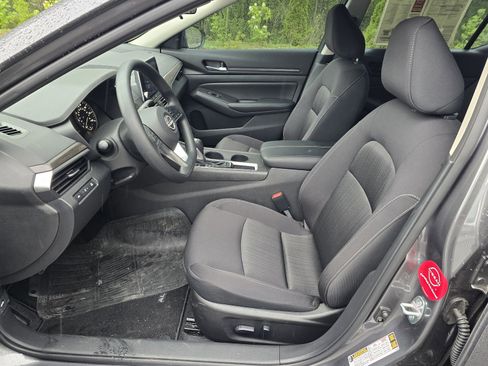 Used 2025 Nissan Altima 2.5 SV FWD image 12