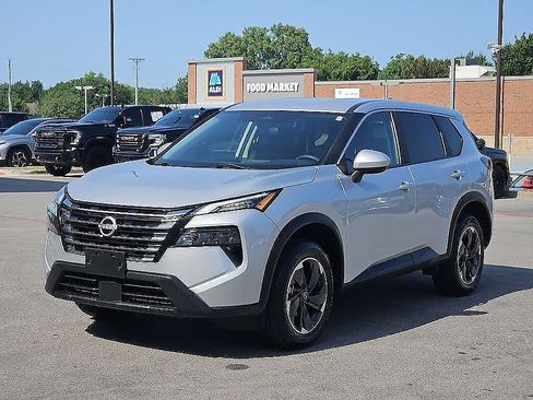 Used 2024 Nissan Rogue SV AWD/4WD image 2