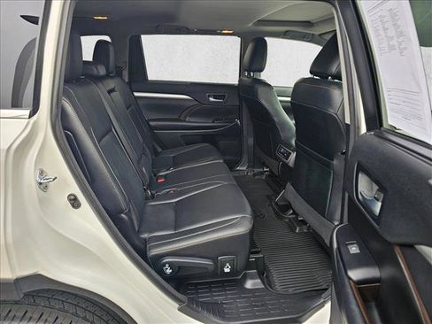 Used 2018 Toyota Highlander XLE AWD/4WD image 11